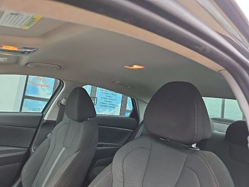 Used 2025 Hyundai Elantra SE FWD image 32