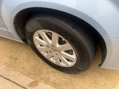 Used 2013 Chrysler Town & Country Touring image 8