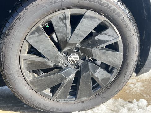 Certified 2025 Volkswagen Atlas Cross Sport SE w/ Panoramic Sunroof Package image 12