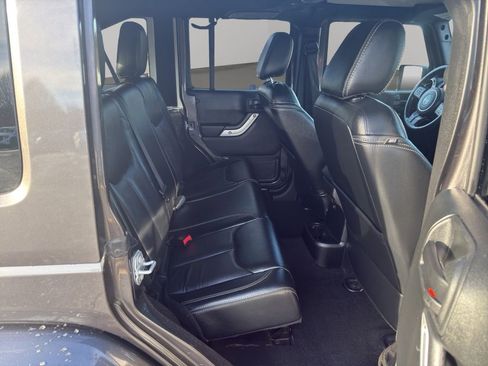 Used 2017 Jeep Wrangler Unlimited Rubicon w/ Cold Weather Group image 9