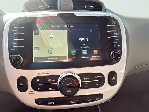 Used 2016 Kia Soul EV + w/ Sun & Fun Package FWD image 22