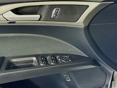 Used 2019 Ford Fusion SE FWD image 24