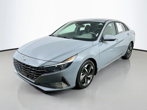Used 2022 Hyundai Elantra SEL w/ Convenience + Premium Package FWD image 3