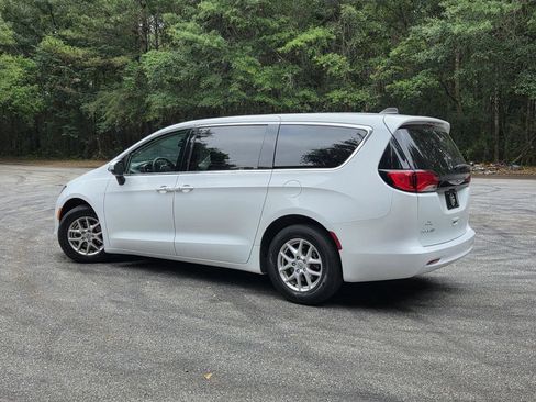 Used 2022 Chrysler Voyager LX FWD image 4