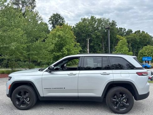 Used 2024 Jeep Grand Cherokee Altitude AWD/4WD image 3