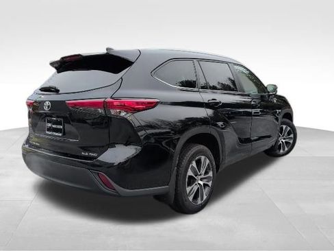 Used 2023 Toyota Highlander XLE image 4