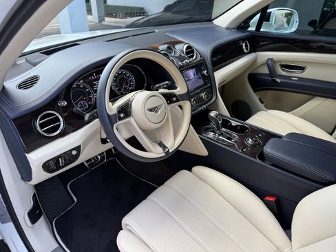 Used 2020 Bentley Bentayga image 29