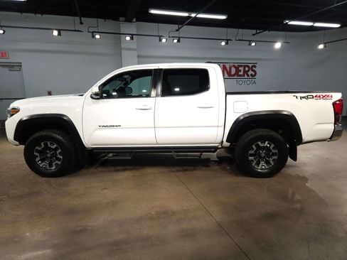 Used 2019 Toyota Tacoma TRD Off-Road AWD/4WD image 4