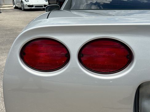 Used 1997 Chevrolet Corvette Coupe RWD image 10