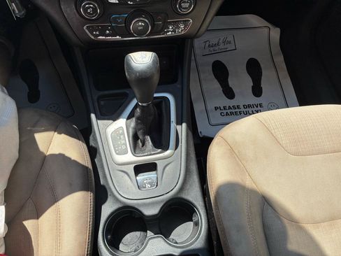 Used 2015 Jeep Cherokee Latitude w/ Cold Weather Group FWD image 23