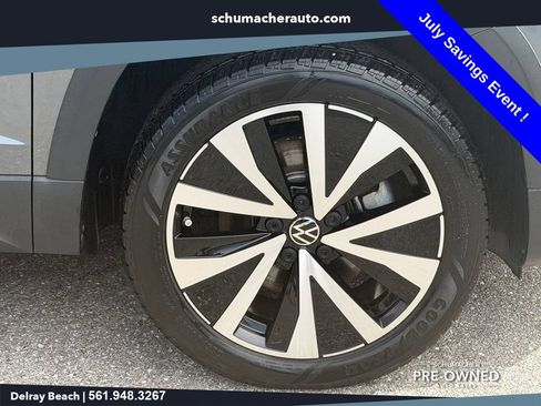 Used 2023 Volkswagen Taos SE w/ Panoramic Sunroof Package FWD image 9