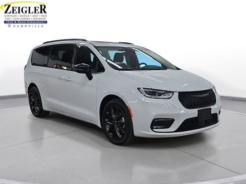 Certified 2025 Chrysler Pacifica Limited FWD image 3