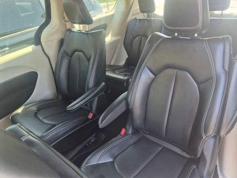 Used 2023 Chrysler Pacifica Touring-L FWD image 20