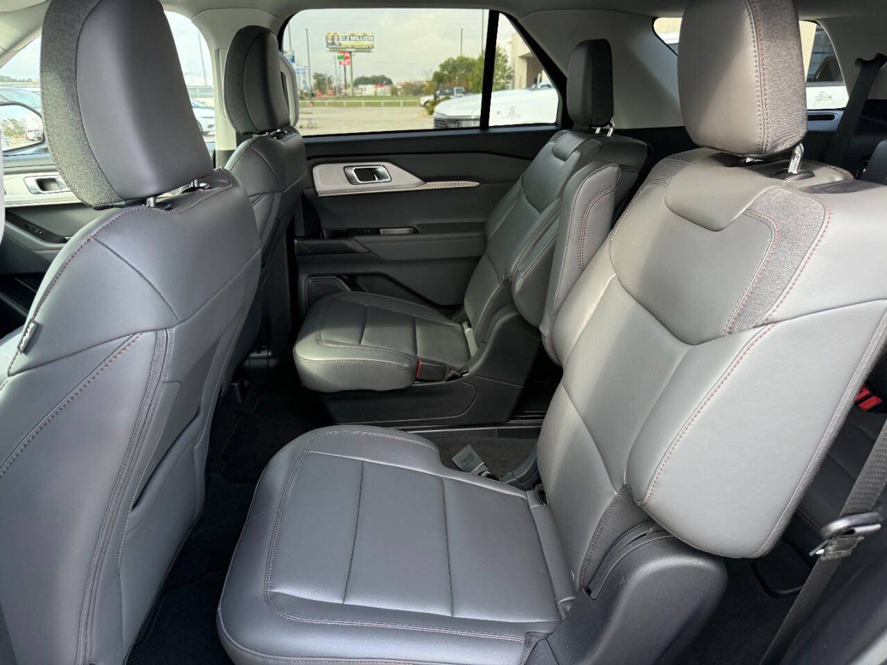 Used 2025 Ford Explorer Active w/ Active Comfort Package RWD image 12
