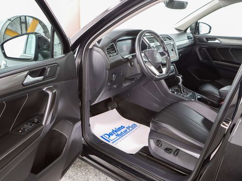 Used 2023 Volkswagen Tiguan SE image 3