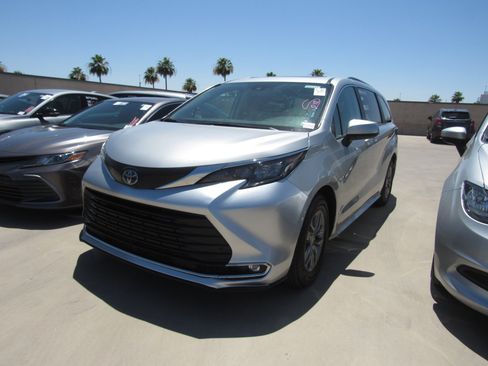 Used 2024 Toyota Sienna XLE FWD image 1