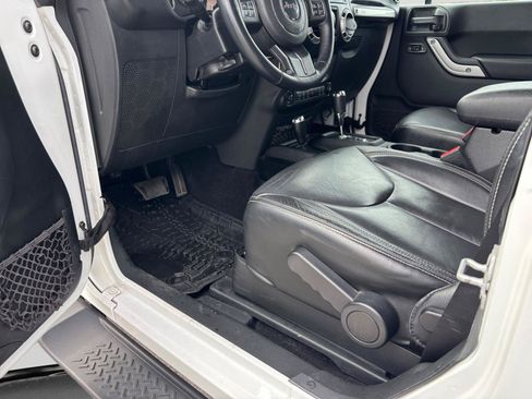 Used 2017 Jeep Wrangler Sahara w/ Connectivity Group AWD/4WD image 26