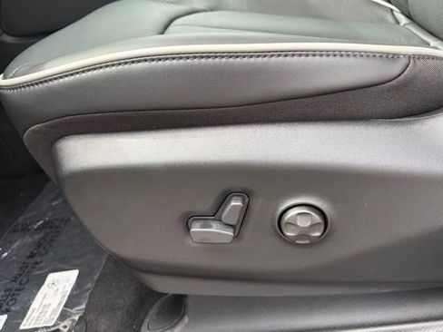 New 2026 Chrysler Pacifica Limited w/ Uconnect Theater Family Group FWD image 55