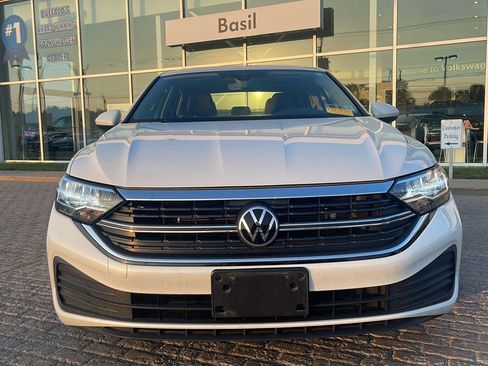Used 2023 Volkswagen Jetta SE FWD image 2