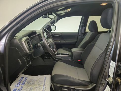 Used 2020 Toyota Tacoma TRD Sport AWD/4WD image 2