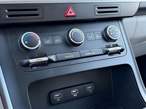 Used 2022 Kia Carnival LX FWD image 27
