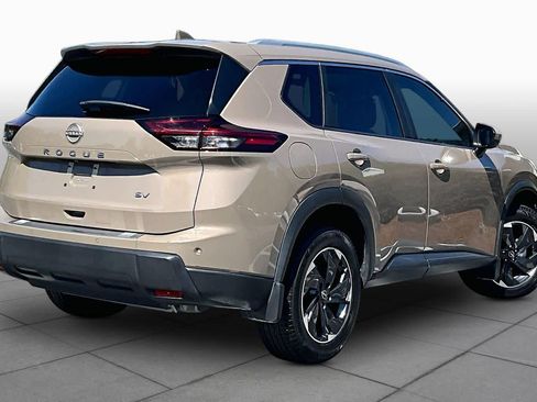 Used 2024 Nissan Rogue SV w/ SV Premium Package image 13