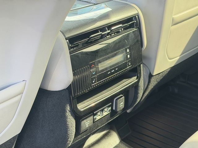 Used 2023 Jeep Wagoneer 4WD w/ Premium Group I image 12