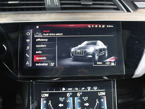 Used 2022 Audi e-tron Prestige w/ Prestige Package image 15
