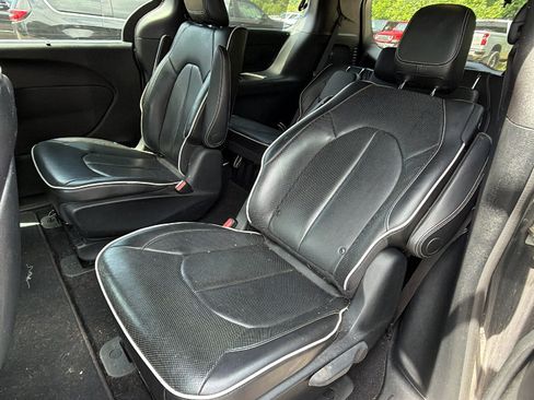 Used 2019 Chrysler Pacifica Limited w/ S Appearance Package FWD image 22