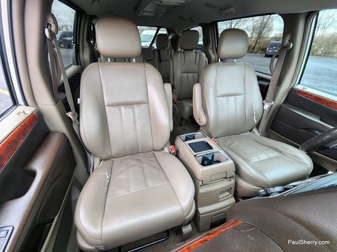 Used 2014 Chrysler Town & Country Touring image 4