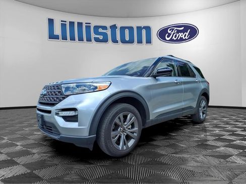 Used 2022 Ford Explorer XLT w/ Equipment Group 202A image 3