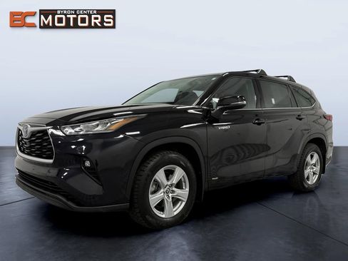 Used 2021 Toyota Highlander LE image 2