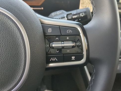 Used 2025 Kia Carnival image 25