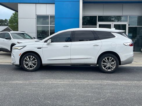 Used 2023 Buick Enclave Essence w/ Experience Buick Package FWD image 2