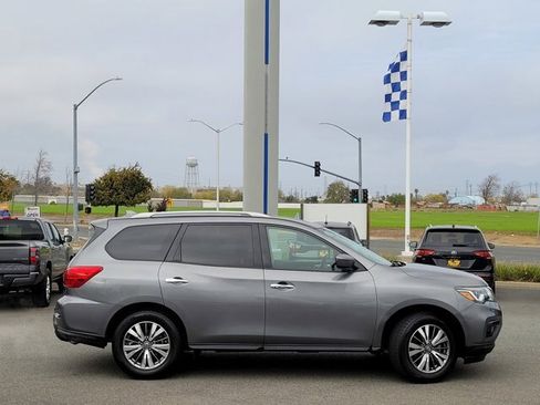 Used 2020 Nissan Pathfinder S image 3