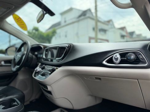 Used 2018 Chrysler Pacifica Touring-L FWD image 20