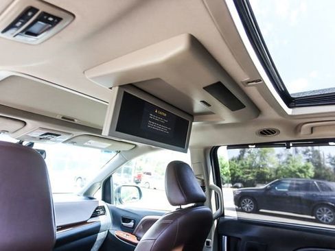 Used 2017 Toyota Sienna Limited Premium image 34