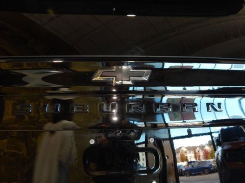 Used 2025 Chevrolet Suburban High Country image 7