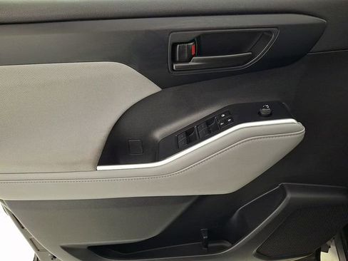 Used 2023 Toyota Highlander L image 11