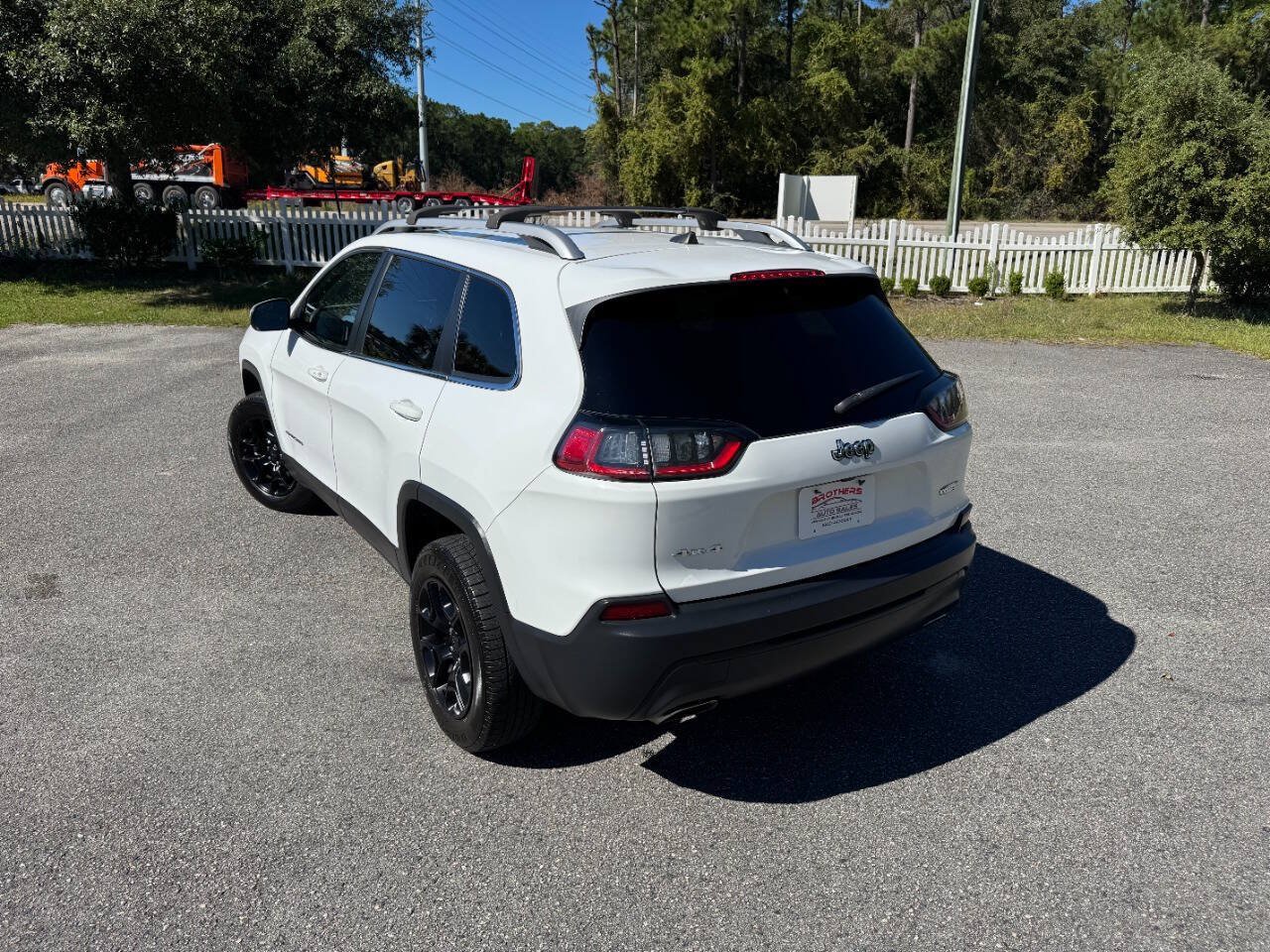 Used 2019 Jeep Cherokee Latitude Plus w/ Cold Weather Group AWD/4WD image 4