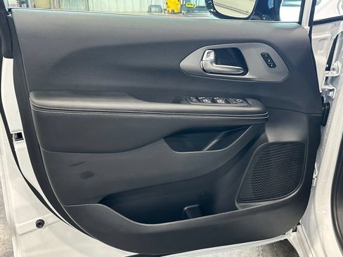 New 2027 Chrysler Pacifica Select AWD/4WD image 12