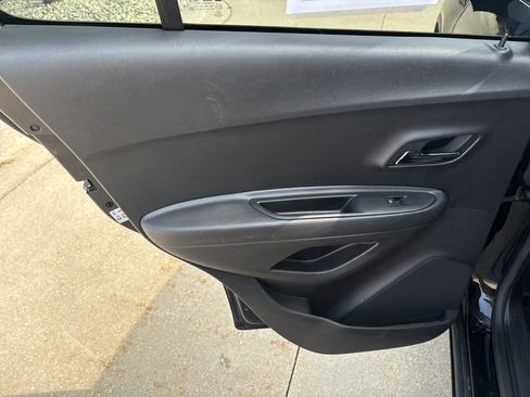 Used 2019 Chevrolet Trax LT w/ LT Convenience Package FWD image 12
