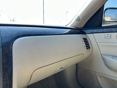 Used 2011 Cadillac DTS Luxury image 36
