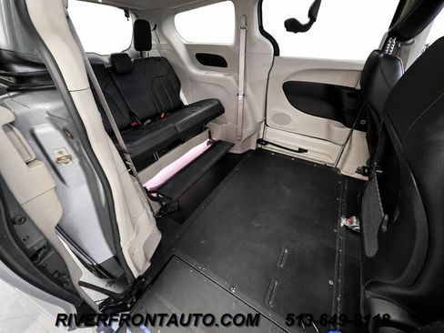 Used 2019 Chrysler Pacifica Touring-L FWD image 10