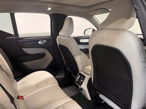Used 2019 Volvo XC40 T5 Momentum image 14