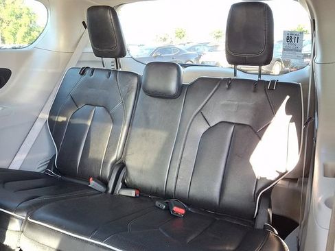 Used 2023 Chrysler Pacifica Limited FWD image 8