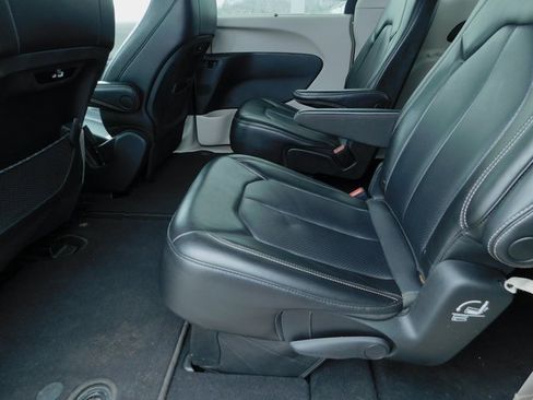 Used 2023 Chrysler Pacifica Touring-L image 23