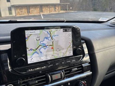 Used 2024 Nissan Pathfinder Platinum image 17