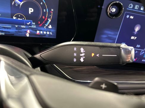 Used 2025 Chevrolet Suburban Z71 image 20