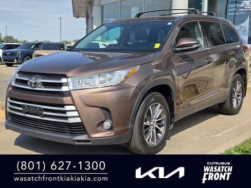 Used 2019 Toyota Highlander XLE AWD/4WD image 1